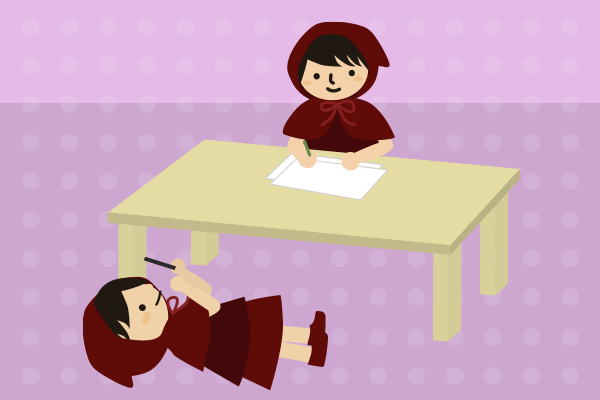 リビングでそれぞれゆっくり過ごす親子